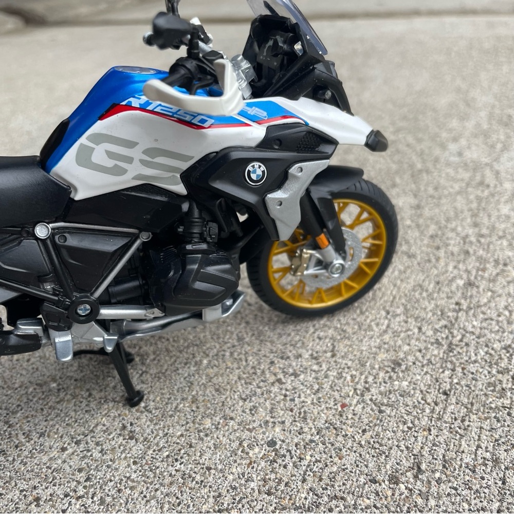 2019 BMW R1250 GS Diecast Motorcycle Model 1:12 Maisto - Picture 4 of 16